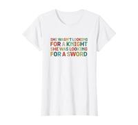 Regalo de fantasía para el Día Internacional de la Mujer con She Wasn't Looking For Knight Strong Camiseta