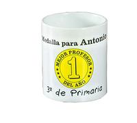 Regalo para profesores personalizable: taza 'medalla al mejor profe del año' personalizada con su nombre y el tuyo/vuestro