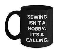 Regalos para entusiastas de la costura de amigos para graduación de costura, "Sewing Isn't A Hobby. It's A Calling". Taza de café negra, 325 ml o 425.2 g, apta para microondas y lavavajillas