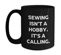 Regalos para entusiastas de la costura de amigos para graduación de costura, "Sewing Isn't A Hobby. It's A Calling". Taza de café negra, 325 ml o 425.2 g, apta para microondas y lavavajillas