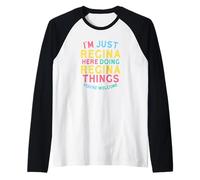 Regina Here Doing Regina Things Funny Regina Nombre Camiseta Manga Raglan