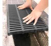 Rejilla de canal de plástico para entrada y pasarela, diseño de agujero en S que bloquea los desechos y las hojas, solución de drenaje duradera para una gestión eficaz del flujo de agua