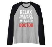 Relax We Can Do Stupid Stuff My Sister Is A Doctor |- Camiseta Manga Raglan
