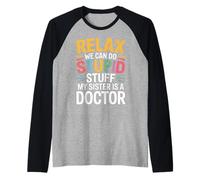 Relax We Can Do Stupid Stuff My Sister Is A Doctor |- Camiseta Manga Raglan