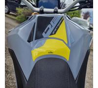 Resin Bike Adhesivos Moto Compatibles con Suzuki V-Strom 800 DE 2023-2024 Grey. Protection de Tanque de Choques y Arañazos Moto. Pegatinas 3D Resinadas Made in Italy