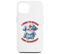 Retired Nurse GNOME I Need To Retire from Retirement Saying Carcasa para iPhone 13