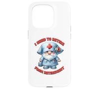 Retired Nurse GNOME I Need To Retire from Retirement Saying Carcasa para iPhone 15 Pro