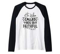 Retro He Who Called You Faithful Biblia Versículo Christian Faith Camiseta Manga Raglan