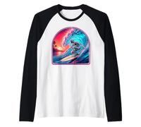 Retro Surfer Riding Vibrant Ocean Wave Camiseta Manga Raglan