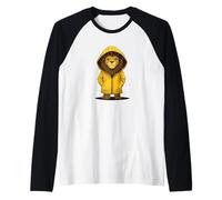 Ríete a través de la tormenta con este león en impermeable Camiseta Manga Raglan
