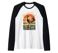 Rise and Cluck Retro Rooster Sunrise Camiseta Manga Raglan
