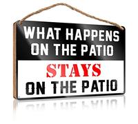 RLVH Letreros colgantes para decoración del hogar, letrero de madera con texto en inglés "What Happens On The Patio Stays On The Dog" (23 x 35 cm)