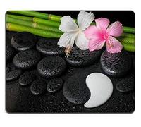 Roger Mouse Pad Caucho natural La configuración del spa Mousepad3 del hibisco rosado blanco florece el símbolo Yin Yang y el bambú natural en las piedras de basalto de Zen con gotas de primer plano