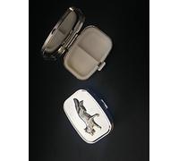 Running Fox A3 hecho de peltre inglés fino en una pastilla rectangular de metal plateado