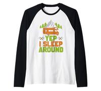 RV Camping Humor Yep I Sleep Around Funny Camper Camiseta Manga Raglan