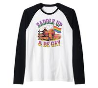 Saddle Up and Be Gay Rainbow Western LGBTQ+ Pride Camiseta Manga Raglan