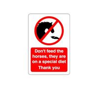 Safety First Display LTD Señal de no alimentar a los caballos que están en una dieta especial. Plástico rígido de 1,2 mm para uso en interiores y exteriores (300 mm x 200 mm). Distancia de