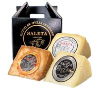 SALETA® Cesta Quesos Gourmet Regalo | Queso Oveja de La Mancha | 3 Cuñas Queso con Trufa, Guindilla y Ahumado Tipo Manchego | Surtido de quesos para regalar "Pack Especialidades 750gr"
