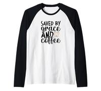Salvado por la Gracia y el café Humor Cristiano Camiseta Manga Raglan