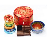 Sanskar Nepal - Juego de 7 cuencos tibetanos hechos a mano para meditación y curación holística, accesorios de yoga, cuencos de canto multicolor de 3 a 5 pulgadas con golpeador de madera, cojín y caja
