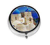 Santorini - Pastillero redondo con 3 compartimentos, diseño de isla griega con vista al mar, pastillero portátil de viaje, se puede colocar en tu bolsillo o bolso