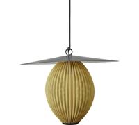Lámpara colgante exterior Satellite de Gubi, 45 x 27 cm, negro/dorado mostaza