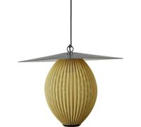 Lámpara colgante exterior Satellite de Gubi, 57 x 36 cm, negro/dorado mostaza