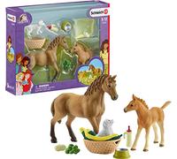 Schleich 42432 Horse Club Play Set - Horse Club Sarah de cuidados de crías, juguetes a partir de 5 años
