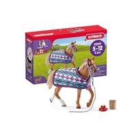 Schleich Set 42360 Pura sangre inglés con manta de moda, caballo, cuerda, comida y manzanas