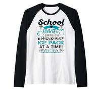 School Nurses Saving The World One Ice Pack At A Time Camiseta Manga Raglan