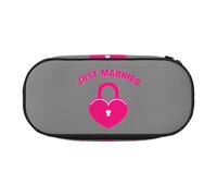 SDFHU Just married - Estuche para lápices impreso, herramientas de papelería, suministros de oficina, accesorio unisex, adecuado para cualquier ocasión, negro, talla única, lindo, Black, Talla única