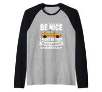 Sé amable, podría ser tu taxista algún día Funny Taxi Camiseta Manga Raglan