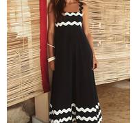 se pone un vestido largo con un escote cuadrado y tirantes anchos