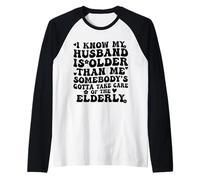 Sé Que mi Esposo es Mayor Alguien Tiene Que cuidarse Camiseta Manga Raglan