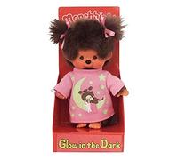 Sekiguchi 223732 - Original niña Monchhichi, de Felpa marrón, con Camisa de Dormir Rosa, Elementos Que Brillan en la Oscuridad y coletas con Lazos, de Unos 20 cm de Altura