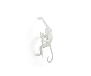 Seletti The Monkey Lamp Hanging Lampara Mono Blanca Derecha | Applique da Parete Monkey Lamp - Marcantonio Raimondo MalerbaLa Applique da Parete Monkey Lamp è un pezzo unico e divertent