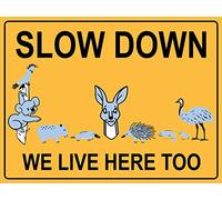 Señal De Advertencia Grupo De Vida Silvestre Slow Down We Live Here Too Protección UV Metal Cartel Puerta Resistente Estaño Pared Señal para Bar Garaje Oficina 20X30Cm