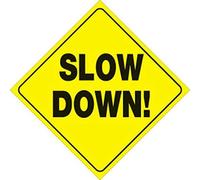 Señal de advertencia Slow Down! de metal amarillo y negro con texto en inglés "Slow Down!"