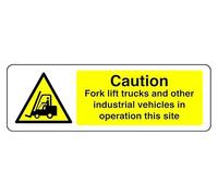 Señal de seguridad con texto en inglés «Caution Fork Lift Trucks And Other Industrial Vehicles In Operation This Site» (300 mm x 100 mm) Distancia de visualización dentro de 5 m.