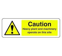 Señal de seguridad con texto en inglés «Caution Heavy Plant And Machinery Operate On This Site» (150 mm x 50 mm), distancia de visión dentro de 3 m.