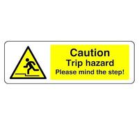 Señal de seguridad con texto en inglés "Caution Trip Hazard Please Mind The Step" (150 mm x 50 mm), distancia de visión dentro de 3 m.