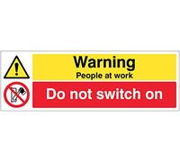 Señal de seguridad rígida de PVC con texto en inglés «Warning People at work do not switch on»