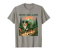 Senderismo de perros Nunca camine solo Camiseta