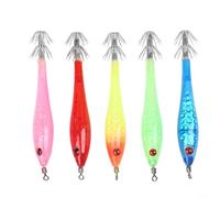 Señuelos de pesca de camarones de madera de 9 cm, 5,5 g, 5 ganchos luminosos de calamar con fuertes giratorios, cebo de aguja de cola fluorescente para aparejos de pesca de agua salada de mar (rosa)