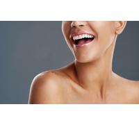 Sesión de limpieza bucal con ultrasonidos revisión pulido diagnóstico de caries sin radiación y blanqueamiento led