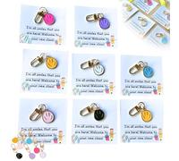 Set de 25 regalos para el primer día de clases para estudiantes, llaveros con caritas sonrientes, colgantes esmaltados a granel, llavero "Bienvenido a tu nueva clase", regalo del maestro