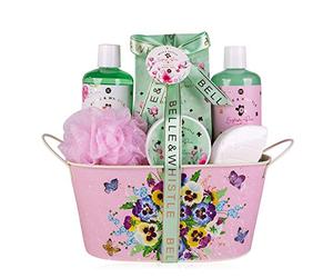 Set de baño y ducha Accentra BELLE & WHISTLE, set de belleza de 7 piezas, de regalo en una bañera vintage bellamente decorada
