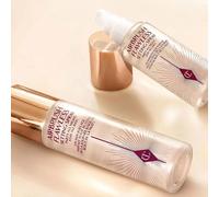 Set de labiales Charlotte Tilbury: acabado mate y suave, set de delineadores de labios, textura cremosa y fácil de difuminar, y set de fijador en spray. Maquillaje de larga duración (16 horas) con