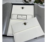 Set de papel de cartas Wagtail Designs, de regalo, con una abeja, en una caja negra con lazo, color Ivory (Cream)