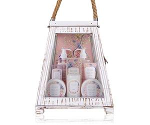 Set de regalo Accentra SECRET GARDEN en una gran linterna de madera, gel de ducha, baño de burbujas, exfoliante corporal, loción corporal, crema de manos, sales de baño, vela y set de cuidado femenino